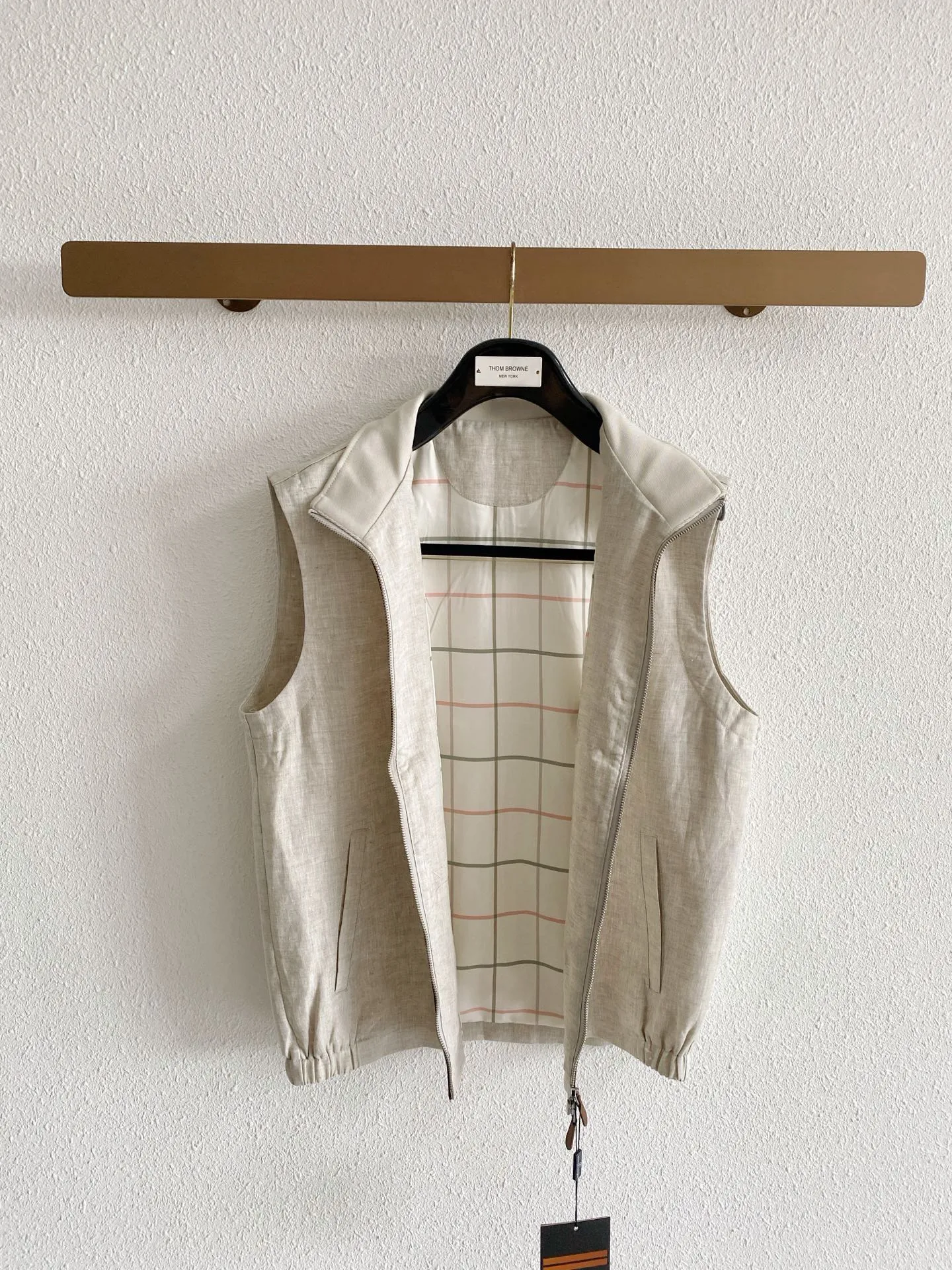 LP men's casual linen stand-collar vest, made of natural Breathable linen fabric, contrasting leather details on the collar, loose fit. The original colors are simple and elegant, and can be layered in spring and autumn to show the texture during daily commuting. Sizes:M-3XL